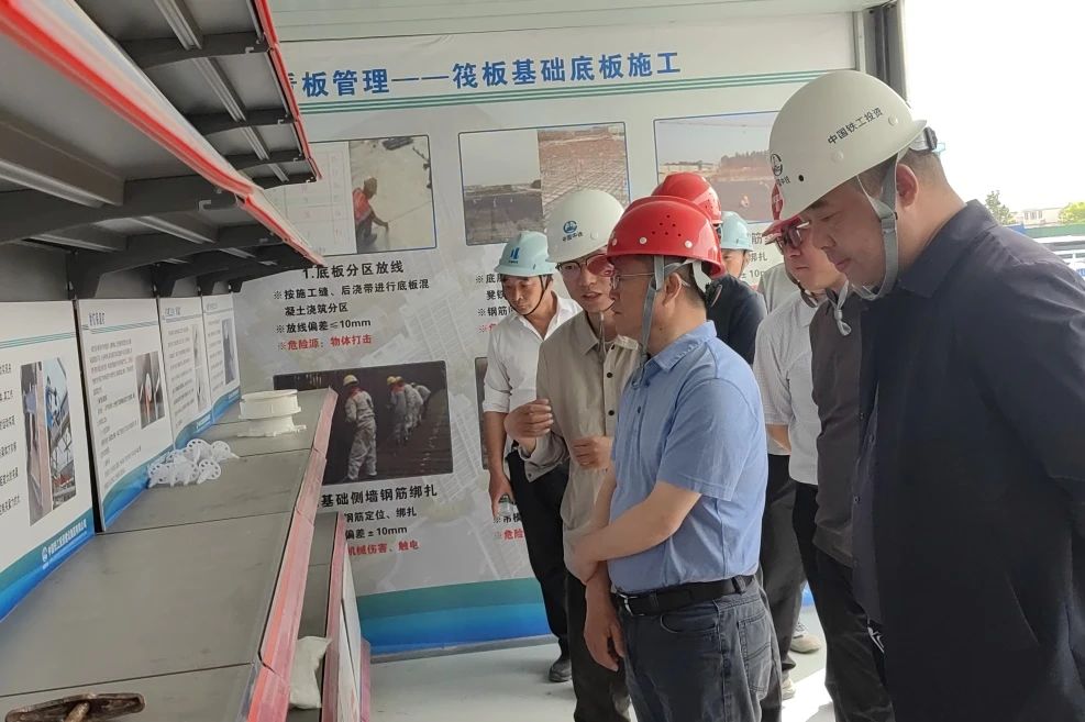 南京市六合區(qū)人大常委會副主任、龍袍新城常務(wù)副指揮長薛其松到南京龍袍項(xiàng)目檢查指導(dǎo)工作.jpg